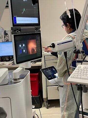 Dr. Hiren Mehta using the robotic bronchoscopy to biopsy lesions in hard-to-reach regions of the lung.